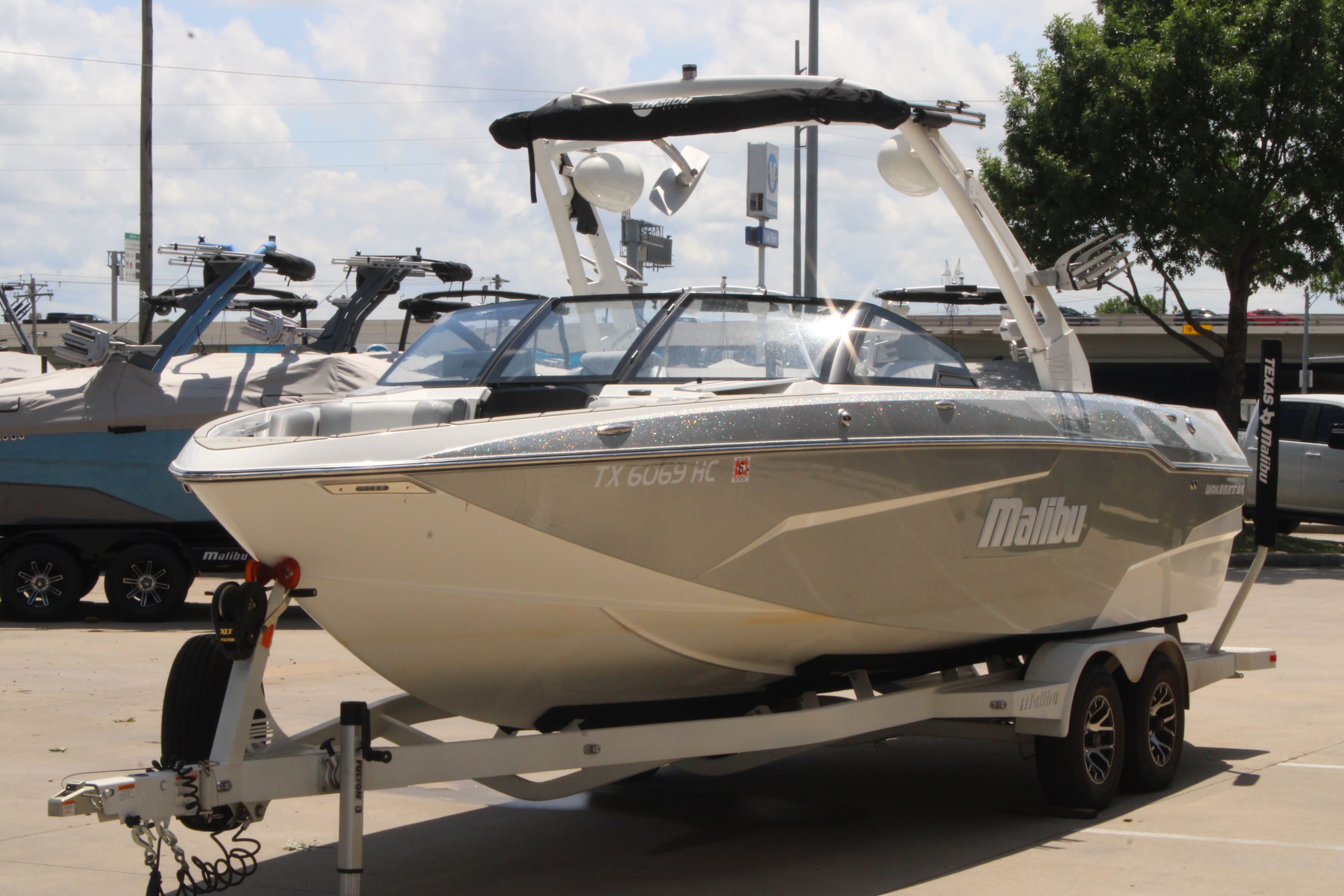 2020 Malibu 25 LSV Icon